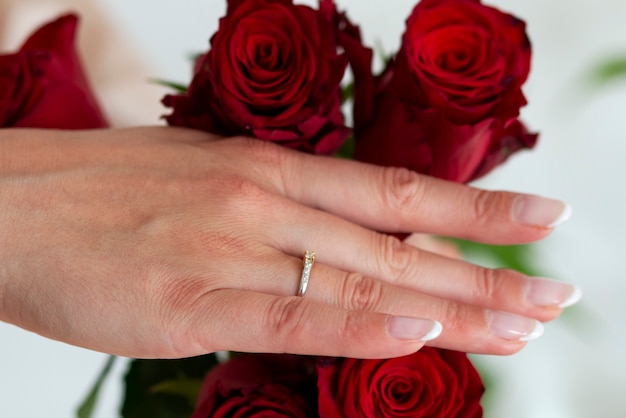Un bellissimo anello alla moda con diamanti al dito e bellissime rose
