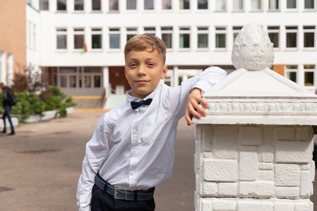 Un bellissimo bambino di otto anni in uniforme scolastica