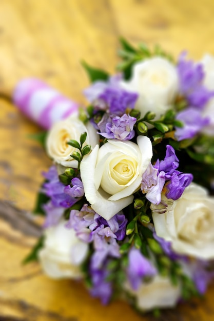 Un bellissimo bouquet da sposa a una festa di matrimonio