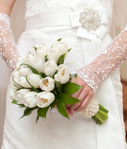 Un bellissimo bouquet da sposa a una festa di matrimonio