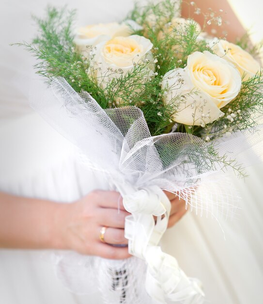 Un bellissimo bouquet da sposa a una festa di matrimonio