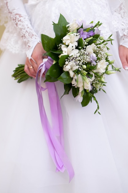 Un bellissimo bouquet da sposa a una festa di matrimonio