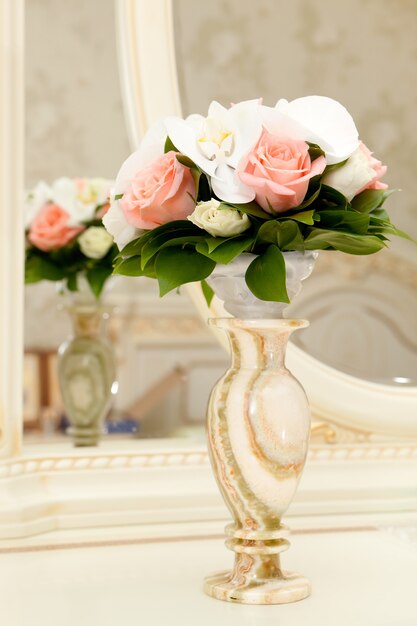 Un bellissimo bouquet da sposa a una festa di nozze