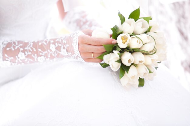 Un bellissimo bouquet da sposa a una festa di nozze