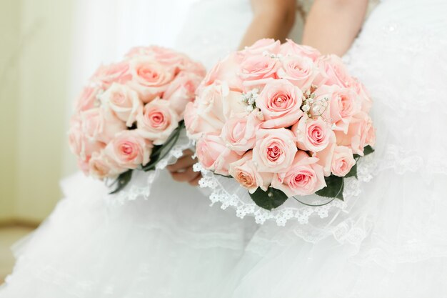 Un bellissimo bouquet da sposa a una festa di nozze