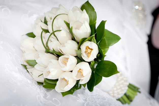 Un bellissimo bouquet da sposa a una festa di nozze