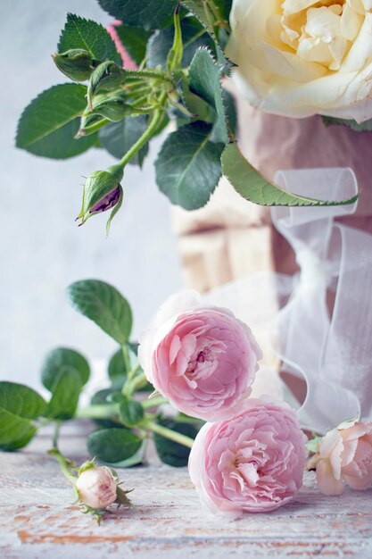 Un bellissimo bouquet di rose rosa in un sacchetto di carta artigianale natura morta