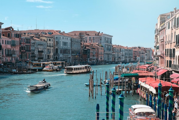 Un bellissimo canale con barche a Venezia, in Italia