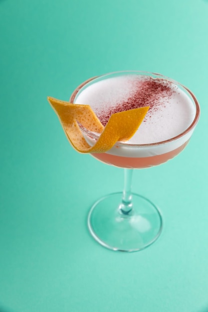 un bellissimo cocktail alcolico dal barista del ristorante