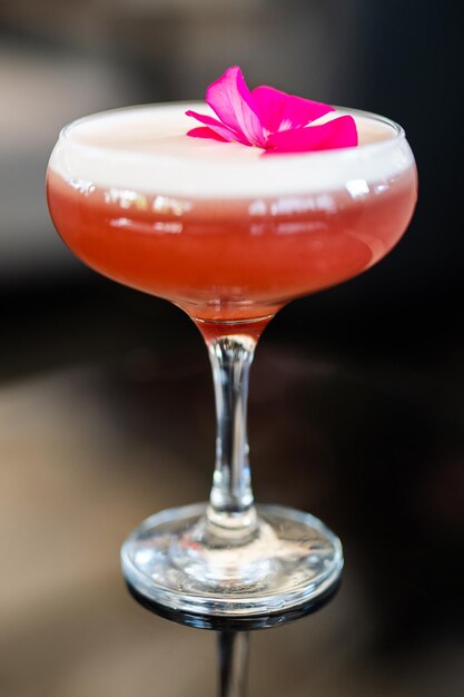 Un bellissimo cocktail alcolico sul bancone del bar.