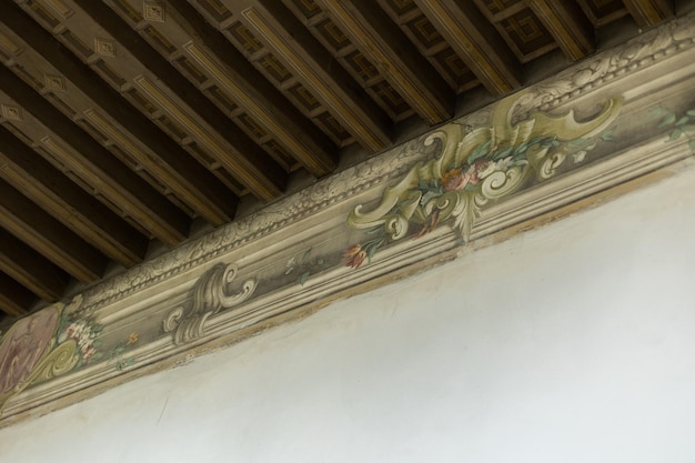 Un bellissimo decoro in gesso antico sulle pareti del soffitto in stile classico