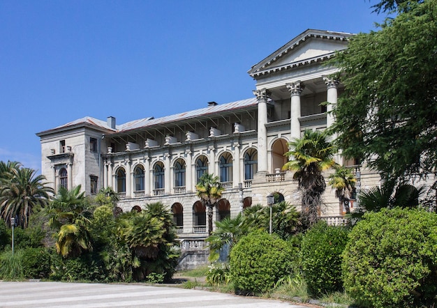 Un bellissimo edificio antico circondato da vegetazione tropicale in una soleggiata giornata estiva