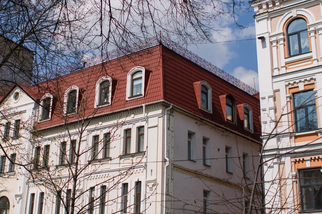 Un bellissimo edificio storico nel centro della città in una giornata limpida