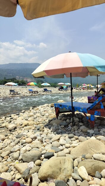 Un bellissimo fiume con un sacco di rocce intorno e in fondo