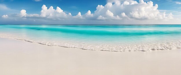 Un bellissimo oceano blu con una spiaggia di sabbia bianca