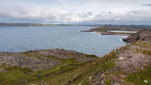 Un bellissimo paesaggio della costa del Mare del Nord con pietre ricoperte di muschio colorato. Vista dalla montagna.Teriberka, Mare di Barents, regione di Murmansk, penisola di Kola