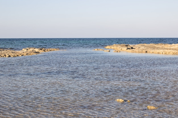 Un bellissimo paesaggio di una spiaggia con rocce e acque cristalline