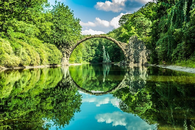 Un bellissimo ponte antico.