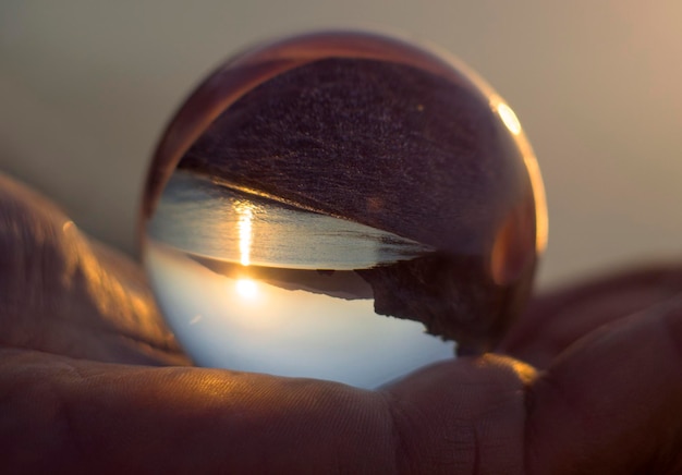 Un bellissimo riflesso del tramonto sul mare in una palla di vetro sull'isola greca di Evia