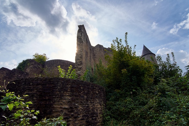 Un bellissimo scatto del castello di Bourscheid, Lussemburgo