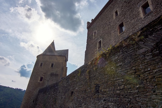 Un bellissimo scatto del castello di Bourscheid, Lussemburgo