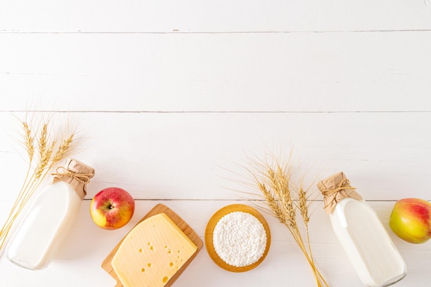 Un bellissimo sfondo festivo con una copia dello spazio del festival primaverile degli ebrei di Shavuot prodotti lattiero-caseari orecchie bordo vista applestop