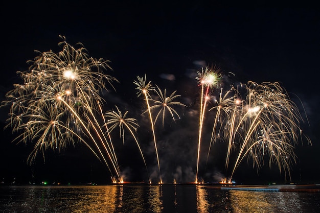 Un bellissimo spettacolo di fuochi d'artificio per la celebrazione sul mare