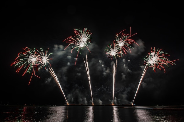 Un bellissimo spettacolo di fuochi d'artificio per la celebrazione sul mare