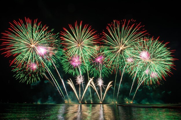 Un bellissimo spettacolo di fuochi d'artificio per la celebrazione sul mare