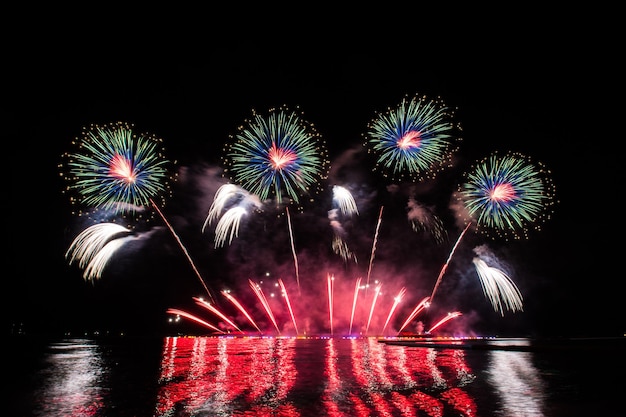 Un bellissimo spettacolo di fuochi d'artificio per la celebrazione sul mare