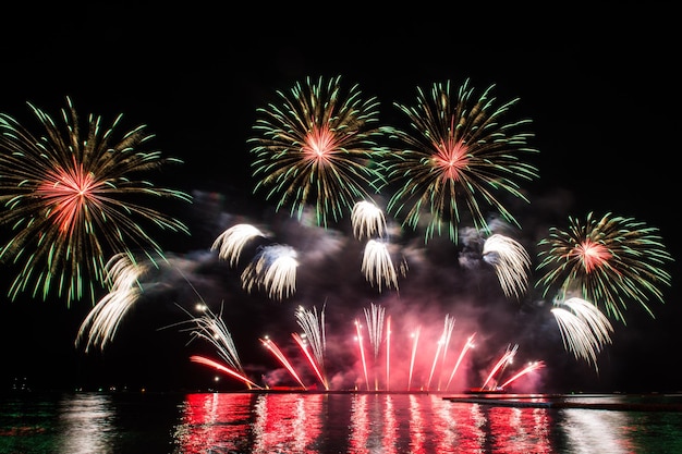 Un bellissimo spettacolo di fuochi d'artificio per la celebrazione sul mare