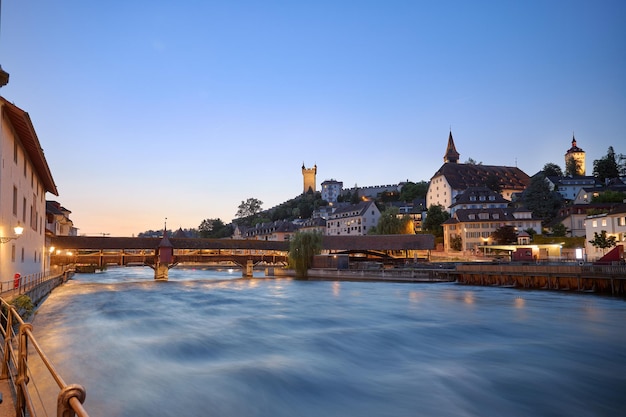 Un bellissimo tramonto nella città svizzera di Lucerna