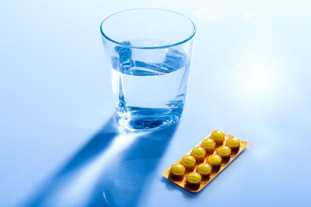 Un bicchiere d'acqua con la medicina.