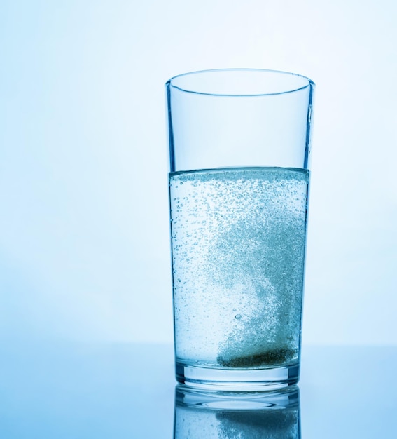 Un bicchiere d'acqua in cui è sciolto il medicinale. Compressa effervescente, si scioglie in acqua.