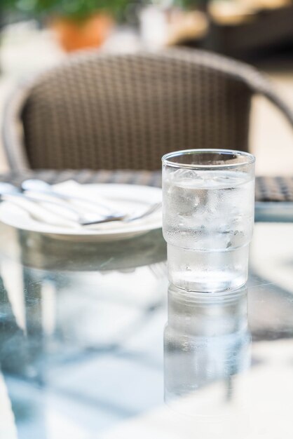 un bicchiere d&#39;acqua sul tavolo