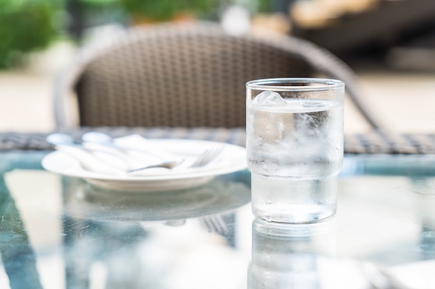 un bicchiere d&#39;acqua sul tavolo