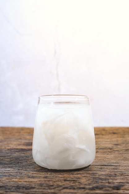 un bicchiere di acqua di cocco con sciroppo rosso su un tavolo di legno Pasto iftar Ramadan