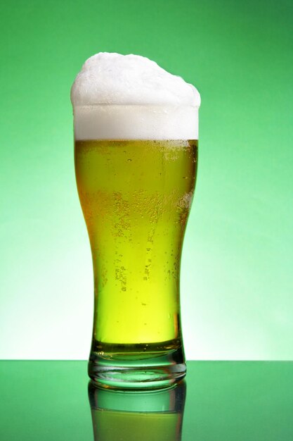 Un bicchiere di birra con schiuma