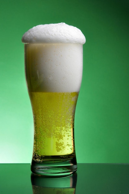 Un bicchiere di birra con schiuma