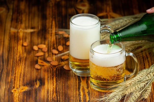 Un bicchiere di birra è posto sul pavimento di legno.
