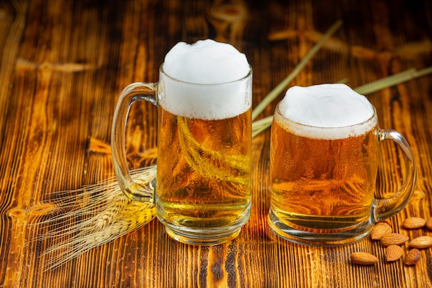 Un bicchiere di birra è posto sul pavimento di legno.