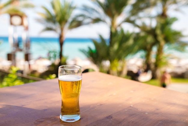 Un bicchiere di birra sullo sfondo del mare