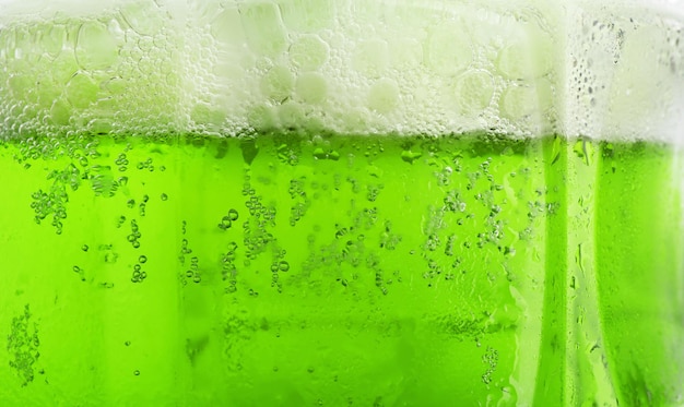 Un bicchiere di birra verde close-up celebrazione del giorno di San Patrizio
