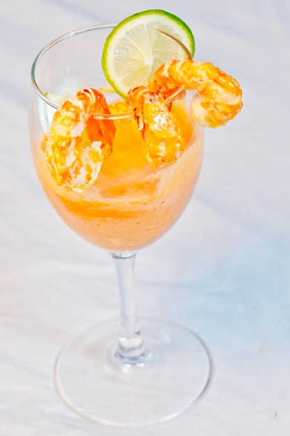 Un bicchiere di boccone gustoso cocktail di gamberi antipasto