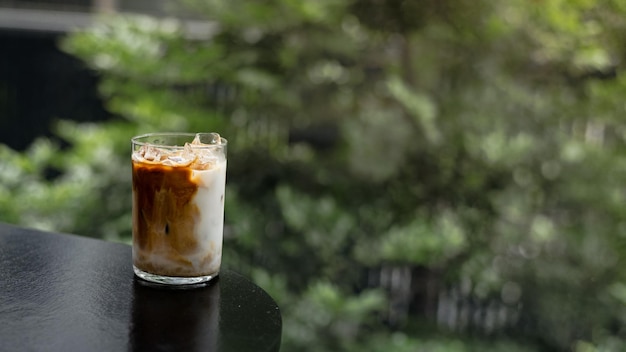 Un bicchiere di caffè con liquido marrone