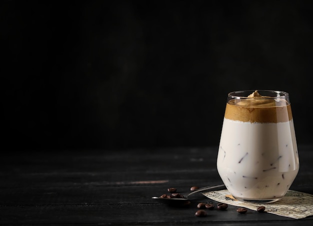 Un bicchiere di caffè con un liquido marrone sul lato.