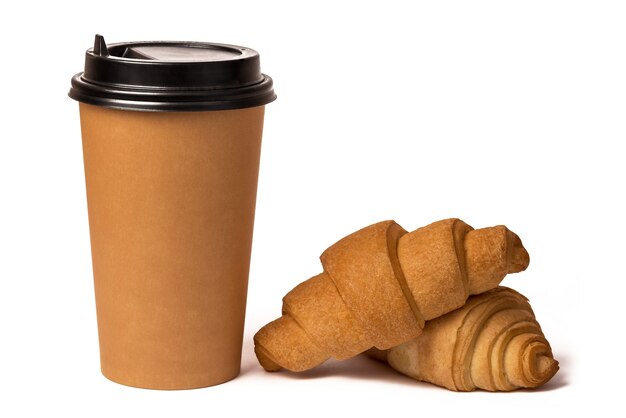 Un bicchiere di caffè e un croissant francese. Su sfondo bianco. Colazione deliziosa veloce.