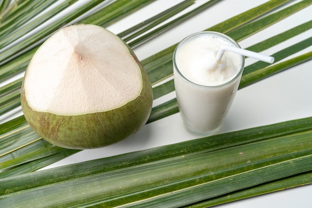 Un bicchiere di dolce profumo di cocco all'acqua di cocco