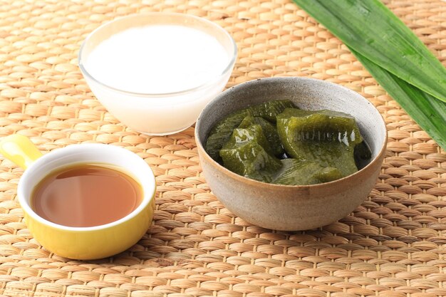 Un bicchiere di Es Cincau Hijau o gelatina di erba verde (Cincau Ijo), dessert indonesiano a base di foglie di Cincau con latte di cocco e zucchero di palma. Popolare per la colazione durante il Ramadan