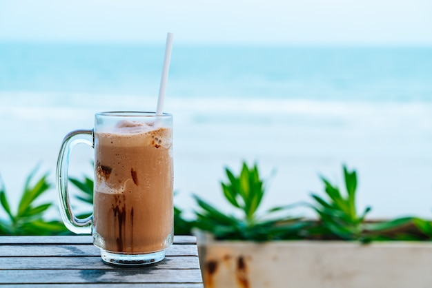 un bicchiere di frappè al cioccolato